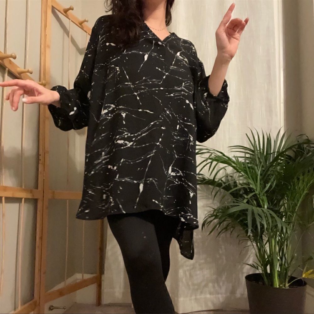 Boutique- Plus Size Black and White Marble Vein Paint Splatter Look Blouse, 2X